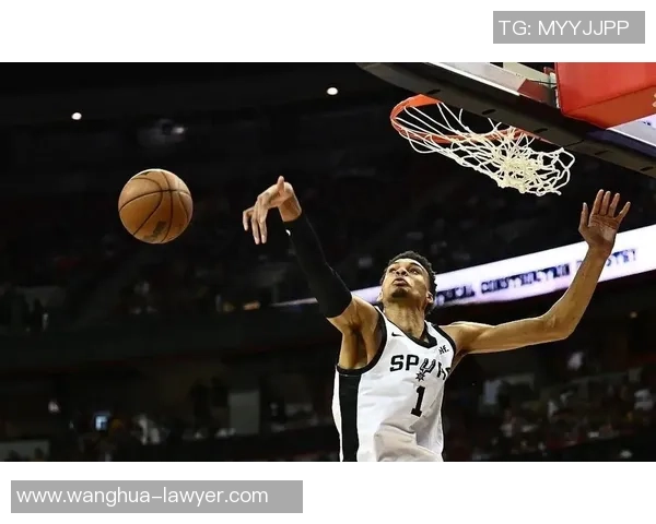 文班亚马首场比赛表现惊人五次盖帽并隔扣字母哥引发广泛关注